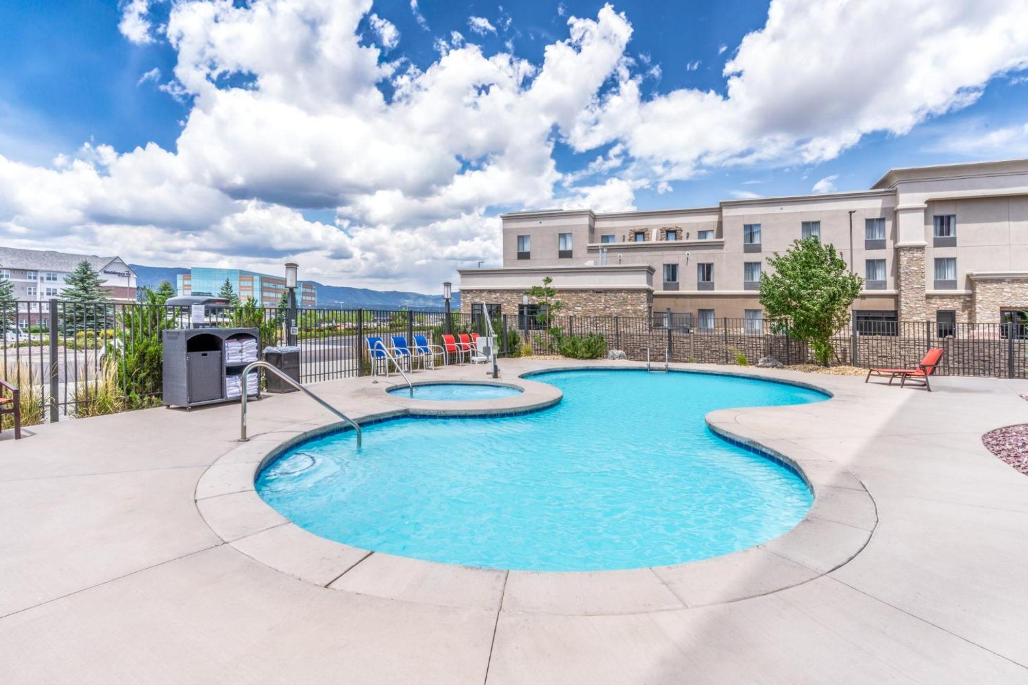 Holiday Inn Express & Suites - Colorado Springs Afa Northgate By Ihg Bagian luar foto