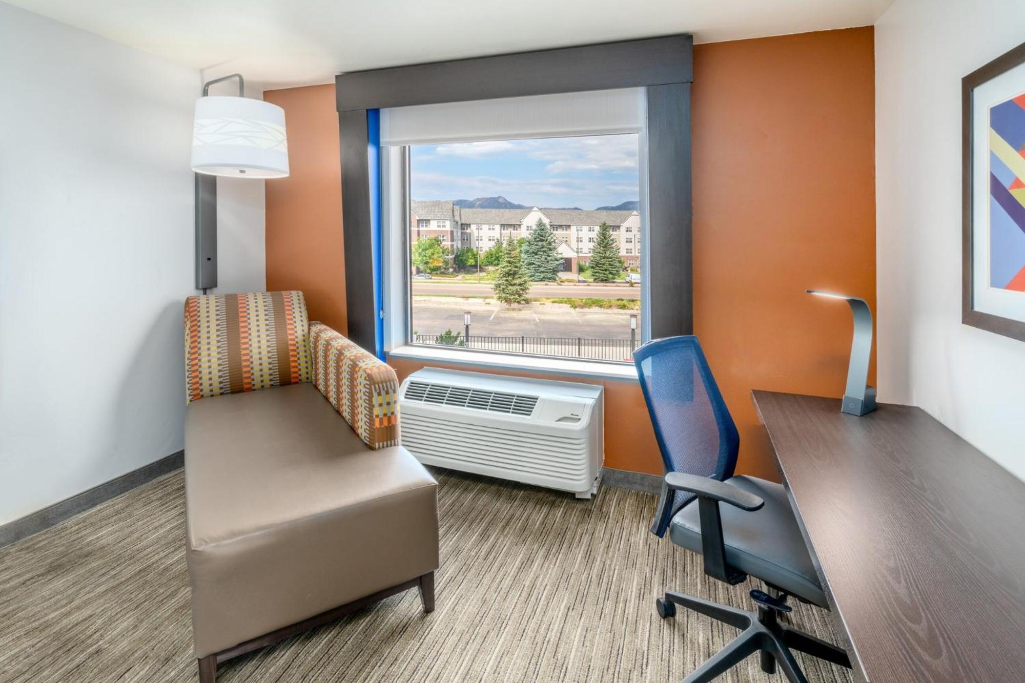 Holiday Inn Express & Suites - Colorado Springs Afa Northgate By Ihg Bagian luar foto